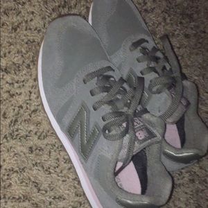 i am selling a pair of new balance shoes brand new
